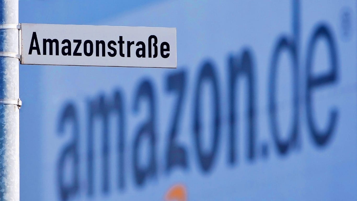 "Amazonstraße"-Schild am Amazon-Logistikzentrum Rheinberg (Symbolbild): Das Unternehmen ist die umsatzstärkste US-Firma in Deutschland.
