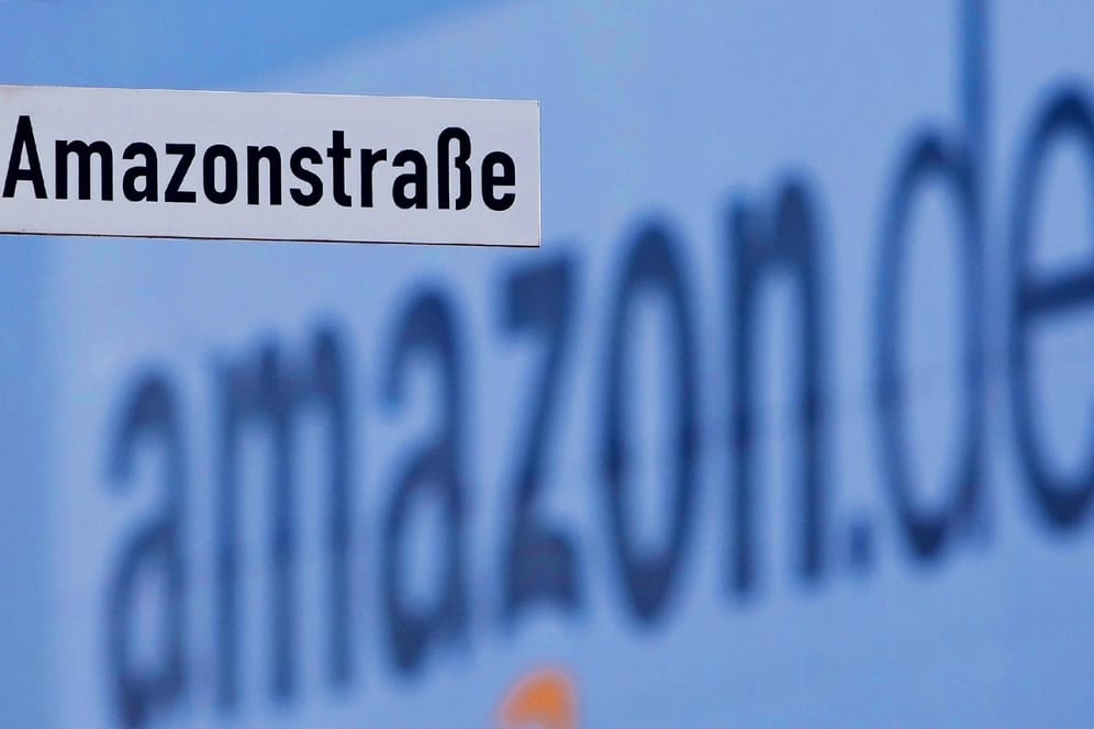 "Amazonstraße"-Schild am Amazon-Logistikzentrum Rheinberg (Symbolbild): Das Unternehmen ist die umsatzstärkste US-Firma in Deutschland.