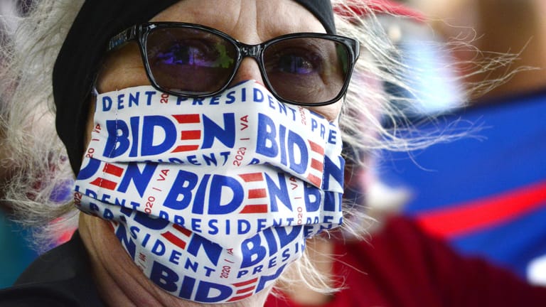 Eine Unterstützerin von Joe Biden mit Maske: Diese würde es im Wahlkampfbüro Trumps nicht zu kaufen geben.
