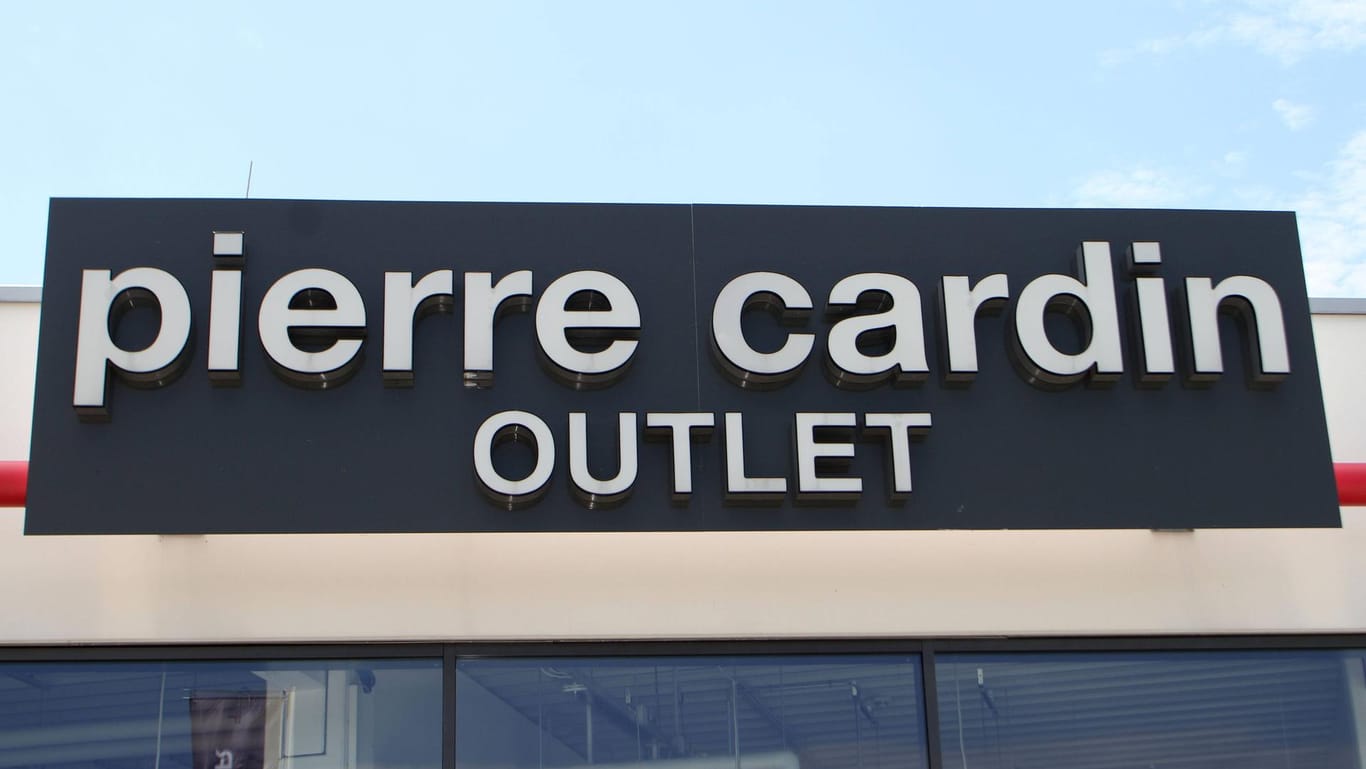 Pierre-Cardin-Outlet, Parsdorf (Symbolbild): Der Modehersteller Ahlers, der auch die Marke Pierre Cardin führt, muss hohe Verluste verkraften.
