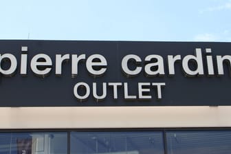 Pierre-Cardin-Outlet, Parsdorf (Symbolbild): Der Modehersteller Ahlers, der auch die Marke Pierre Cardin führt, muss hohe Verluste verkraften.