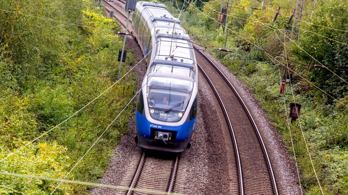 Ein Zug der Nord-West-Bahn: Am Sonntag entgleiste eine Bahn wegen eines Stahlträgers auf den Gleisen.