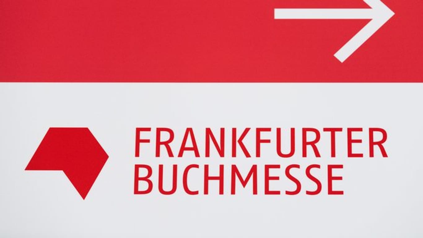 Das Logo der Frankfurter Buchmesse auf einem Wegweiser auf dem Messegelände (Archivbild): Die Buchmesse findet wegen der aktuellen Corona-Infektionszahlen nun doch nun online statt.