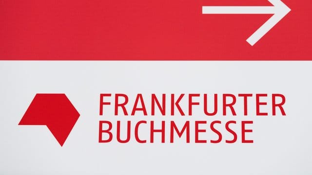 Das Logo der Frankfurter Buchmesse auf einem Wegweiser auf dem Messegelände (Archivbild): Die Buchmesse findet wegen der aktuellen Corona-Infektionszahlen nun doch nun online statt. Das Logo der Frankfurter Buchmesse auf einem Wegweiser auf dem Messegelände (Archivbild): Die Buchmesse findet wegen der aktuellen Corona-Infektionszahlen nun doch nun online statt.