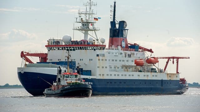 Das Forschungsschiff "Polarstern" des Alfred-Wegener-Instituts für Polar- und Meeresforschung (AWI) trifft vor der Nordschleuse seines Heimathafens Bremerhaven ein. Das Forschungsschiff "Polarstern" des Alfred-Wegener-Instituts für Polar- und Meeresforschung (AWI) trifft vor der Nordschleuse seines Heimathafens Bremerhaven ein.