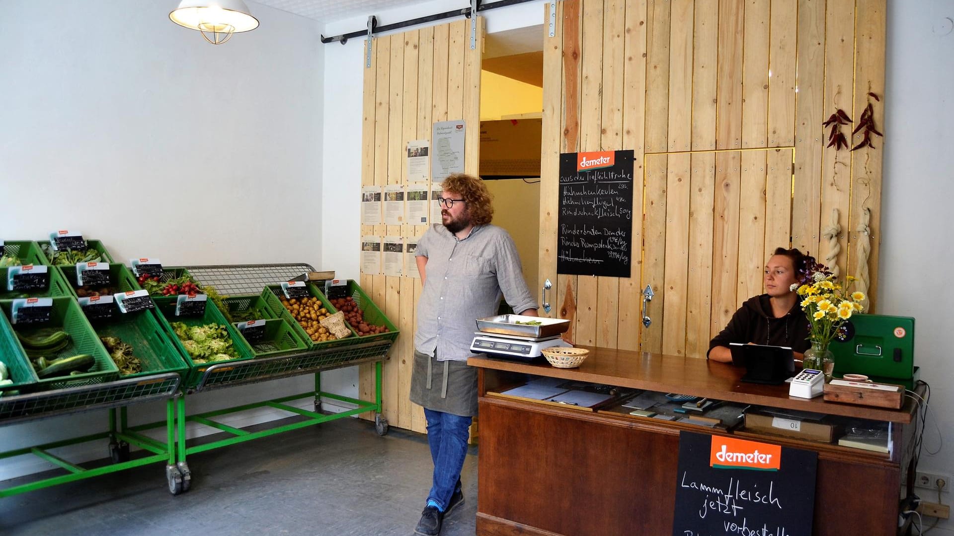 Blick in den Hofladen: Dort werden regionale Produkte angeboten.