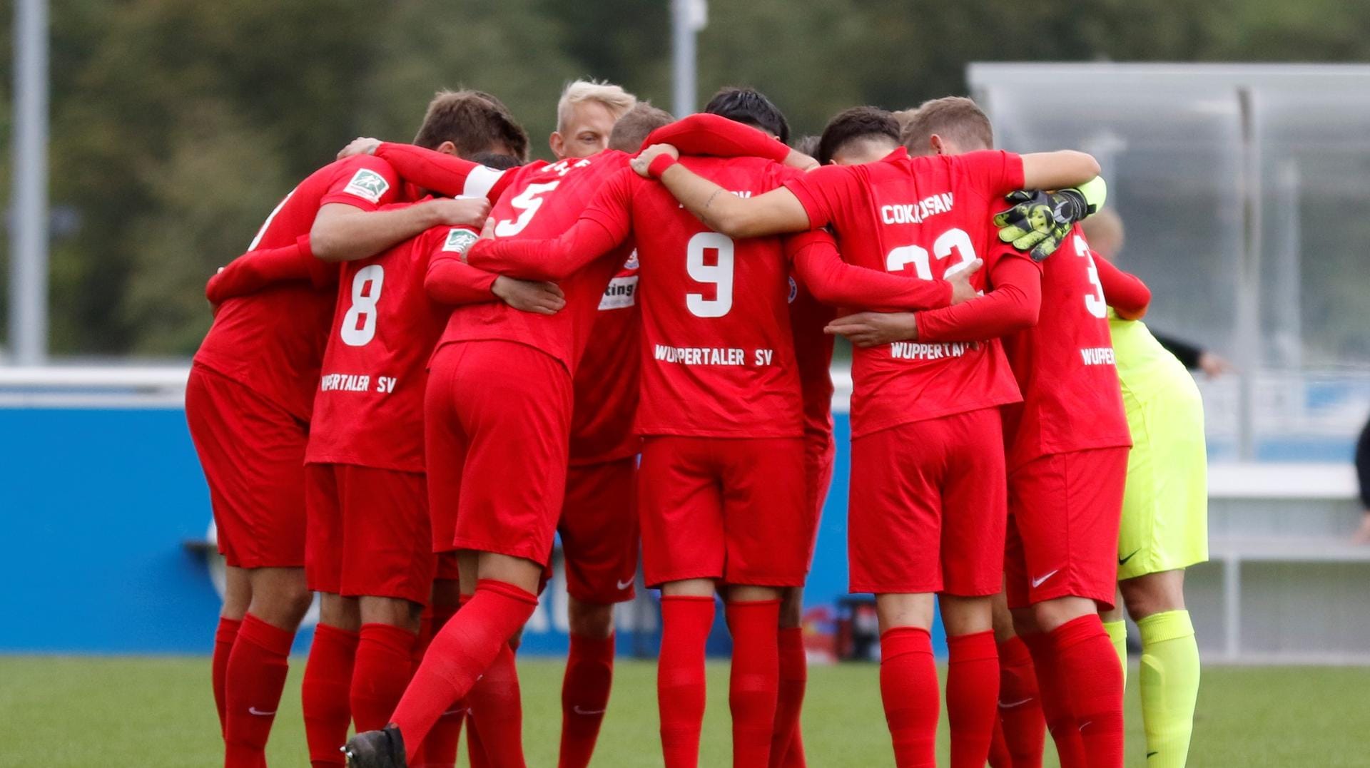 Spieler des Wuppertaler SV stehen in einer Gruppe zusammen: Die Mannschaft konnte gegen Schalke gewinnen.