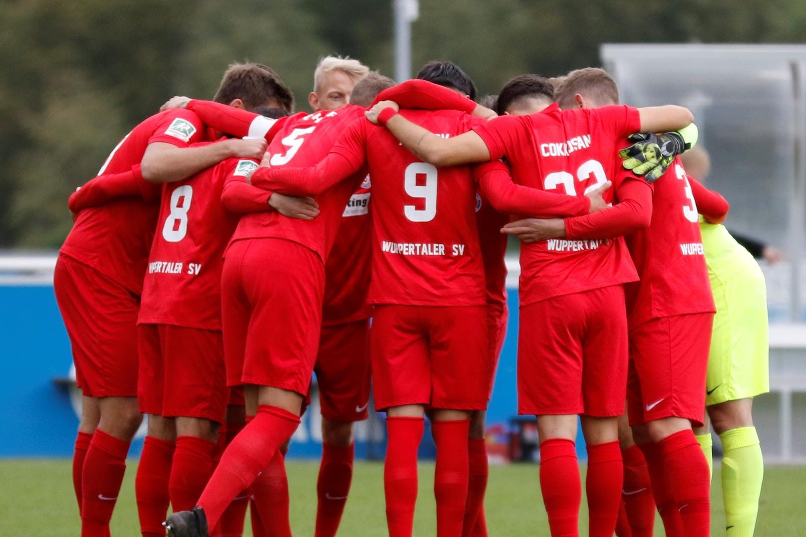 Spieler des Wuppertaler SV stehen in einer Gruppe zusammen: Die Mannschaft konnte gegen Schalke gewinnen.