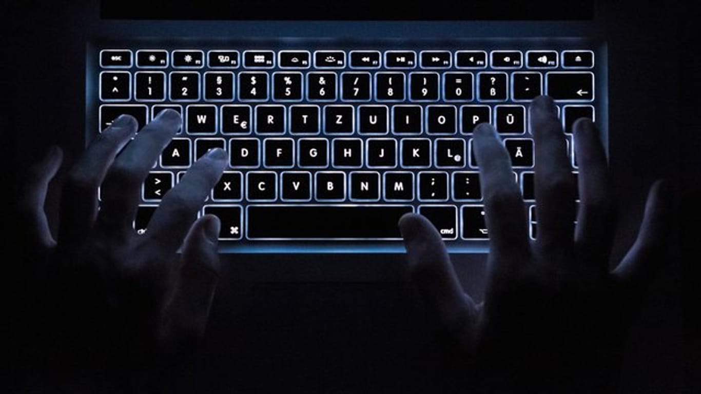 Ein Nutzer an einem Rechner (Symbolbild): Microsoft und Vertreter der IT-Sicherheitsindustrie haben in einer Gemeinschaftsaktion das technische Rückgrat des kriminellen Computernetzes "Trickbot" zerstört.