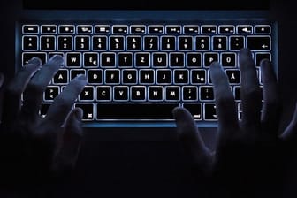 Ein Nutzer an einem Rechner (Symbolbild): Microsoft und Vertreter der IT-Sicherheitsindustrie haben in einer Gemeinschaftsaktion das technische Rückgrat des kriminellen Computernetzes "Trickbot" zerstört.