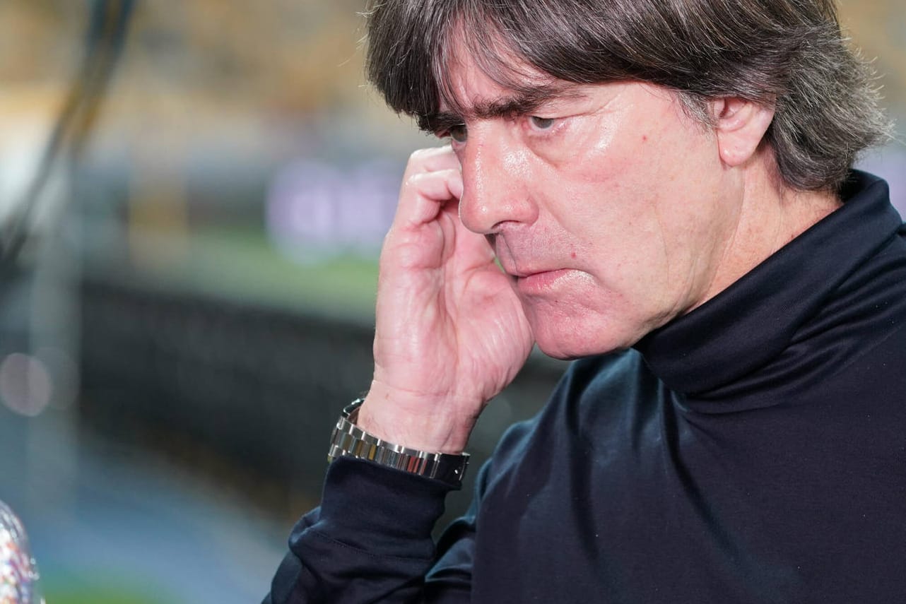 Nachdenklich: Bundestrainer Joachim Löw sah sich zuöletzt immer wieder Kritik von Medien, Fans und Ex-Nationalspielern ausgesetzt. Bei der EM will er sich mit einem Erfolgserlebnis verabschieden.