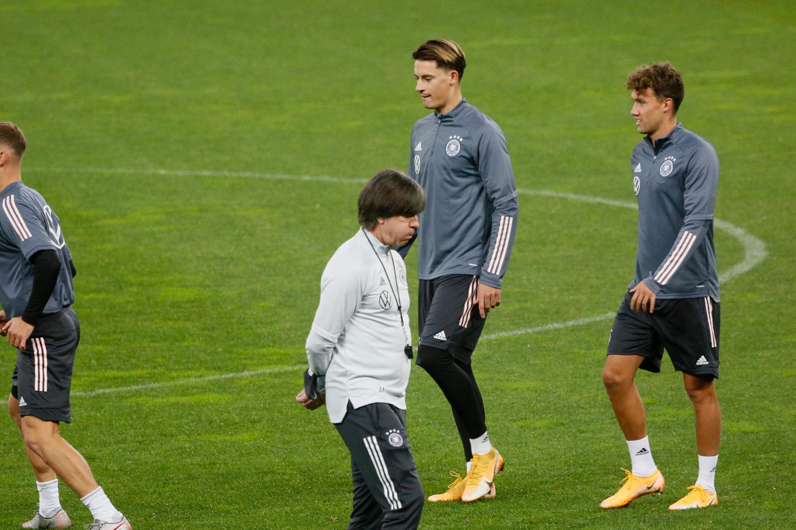 Bundestrainer Joachim Löw mit Mitgliedern der Nationalmannschaft: Gegen die Ukraine gewann die Mannschaft mit 2:1.