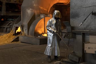 Ein Stahlkocher am Hochofen bei Thyssenkrupp (Symbolbild): Die Stahlsparte des Konzerns leidet unter der Corona-Krise.