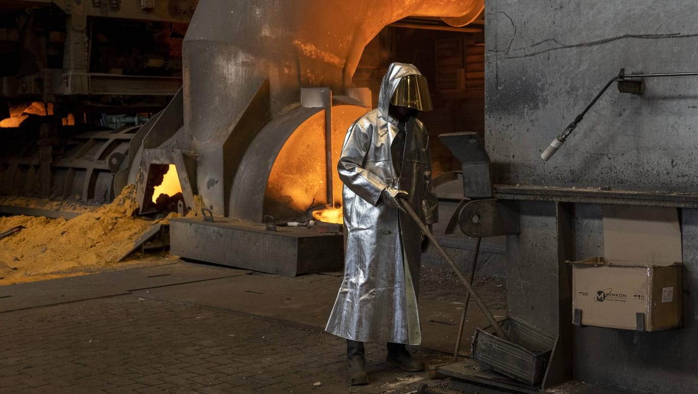 Ein Stahlkocher am Hochofen bei Thyssenkrupp (Symbolbild): Die Stahlsparte des Konzerns leidet unter der Corona-Krise.