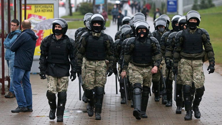 Einsatzkräfte der Polizei in Belarus: Seit der umstrittenen Wahl von Alexander Lukaschenko zum erneuten Staatschef, gibt es Proteste im Land.