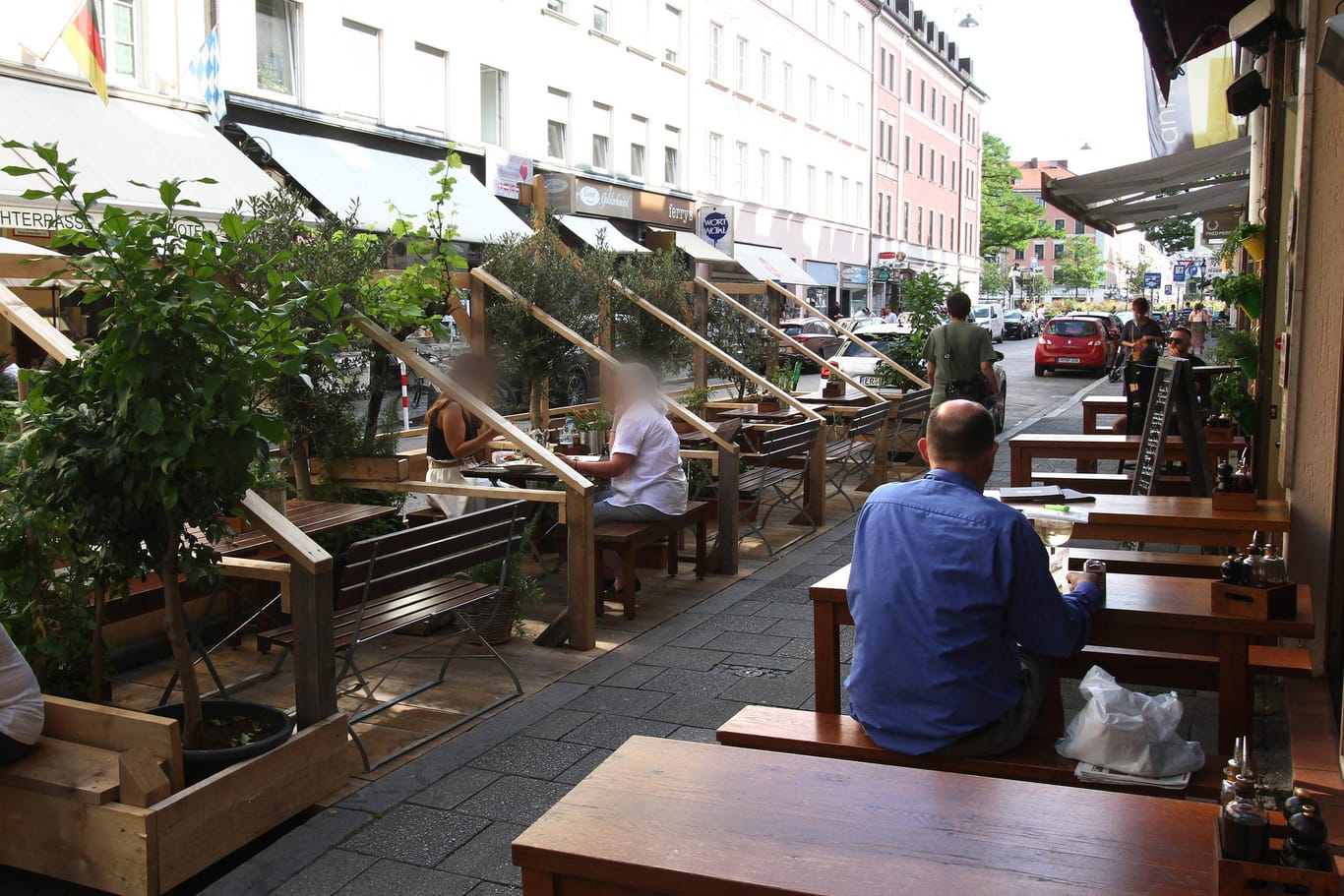 Zugeständnis an die Gastronomen: Um unter Coronabedingungen Umsatzverluste kompensieren zu können, hat die Stadt München den Wirten erlaubt, ihren Außenbereich zu vergrößern, indem Parkraum durch zusätzliche Freischankflächen ersetzt wurde.