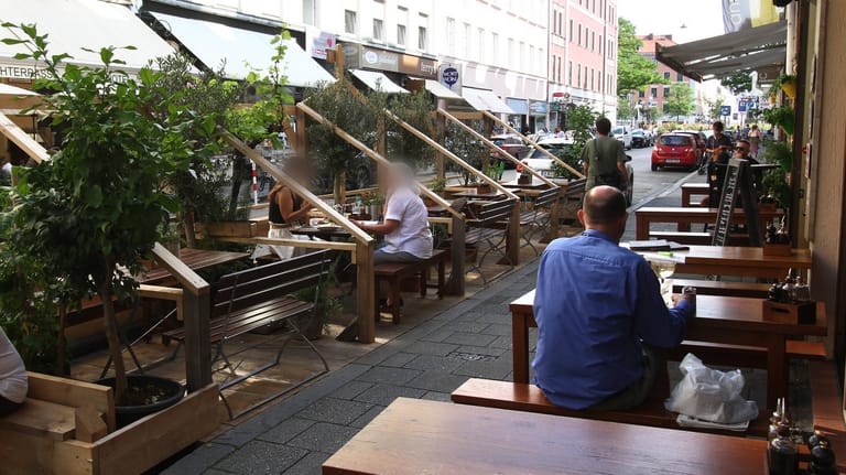 Zugeständnis an die Gastronomen: Um unter Coronabedingungen Umsatzverluste kompensieren zu können, hat die Stadt München den Wirten erlaubt, ihren Außenbereich zu vergrößern, indem Parkraum durch zusätzliche Freischankflächen ersetzt wurde.
