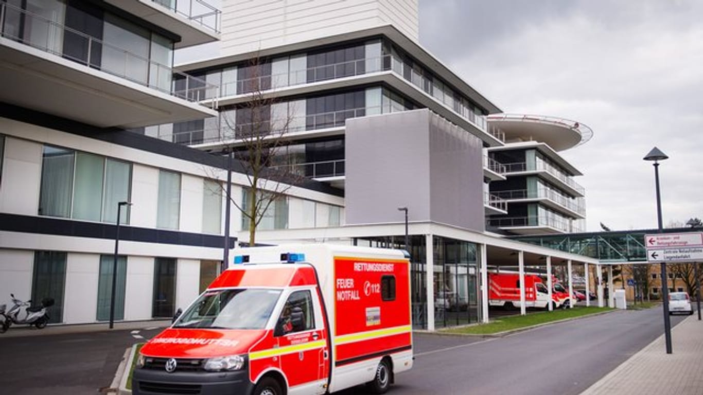 Ein Rettungswagen fährt an der Zentralen Notaufnahme der Uniklinik Düsseldorf vorbei: Ein Hacker-Angriff hatte das IT-System der Klinik lahmgelegt.
