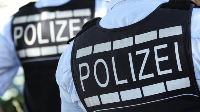 In Polizei-Westen gekleidete Polizisten
