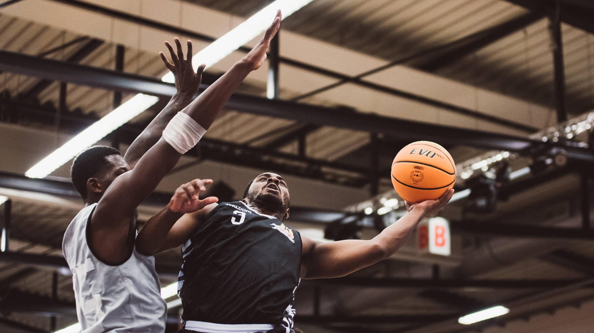 Kyron Cartwright (rechts) von Phoenix Hagen bei einem Testspiel gegen die Artland Dragons: Beim letzten Testspiel gegen Bochum konnte Phoenix Hagen punkten.