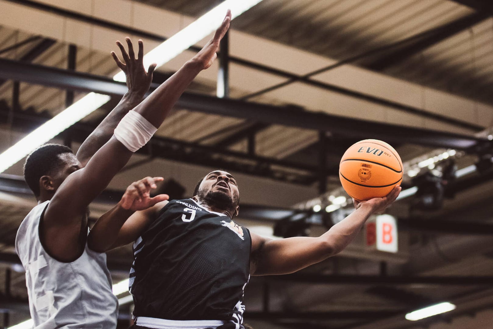 Kyron Cartwright (rechts) von Phoenix Hagen bei einem Testspiel gegen die Artland Dragons: Beim letzten Testspiel gegen Bochum konnte Phoenix Hagen punkten.