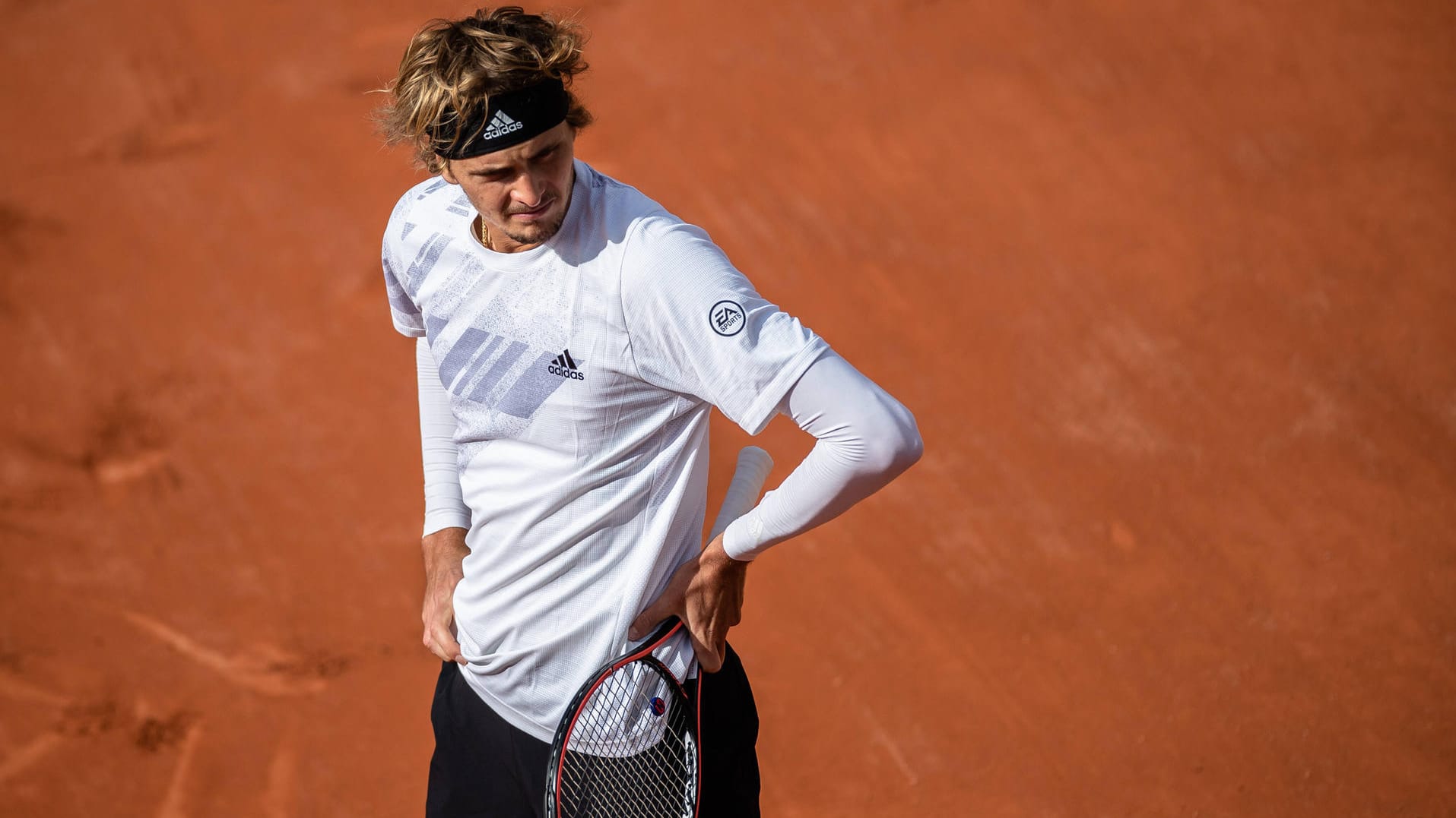 Nachdenklich: Alexander Zverev während des verlorenen French-Open-Achtelfinals gegen Jannik Sinner.