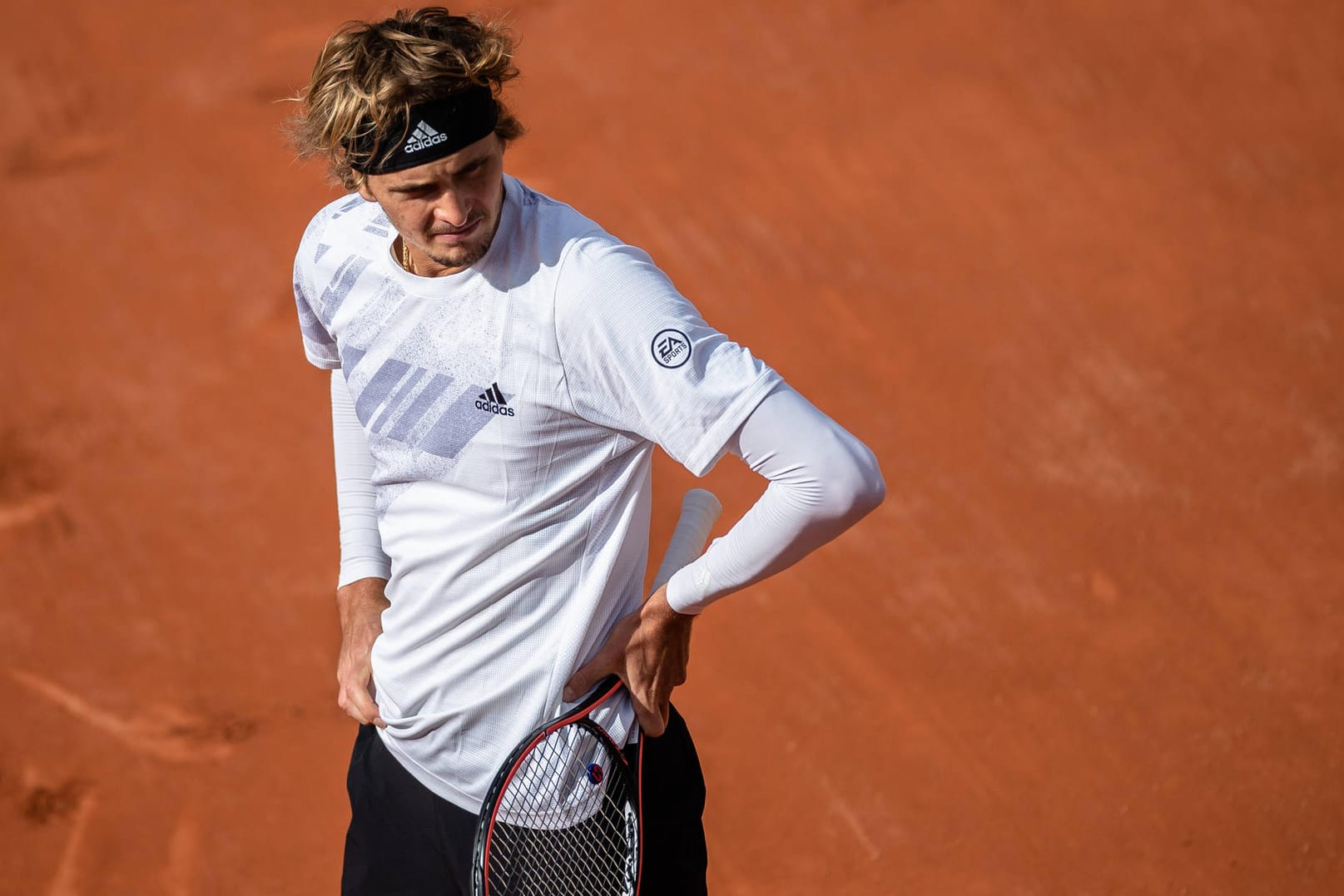 Nachdenklich: Alexander Zverev während des verlorenen French-Open-Achtelfinals gegen Jannik Sinner.