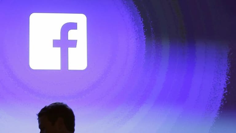 Mark Zuckerberg vor dem Logo des von ihm gegründeten Unternehmens: Die US-Regierung hat eine Wettbewerbsklage gegen Facebook eingereicht.