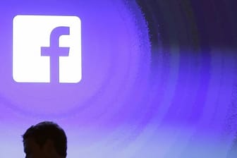 Mark Zuckerberg vor dem Logo des von ihm gegründeten Unternehmens: Die US-Regierung hat eine Wettbewerbsklage gegen Facebook eingereicht.
