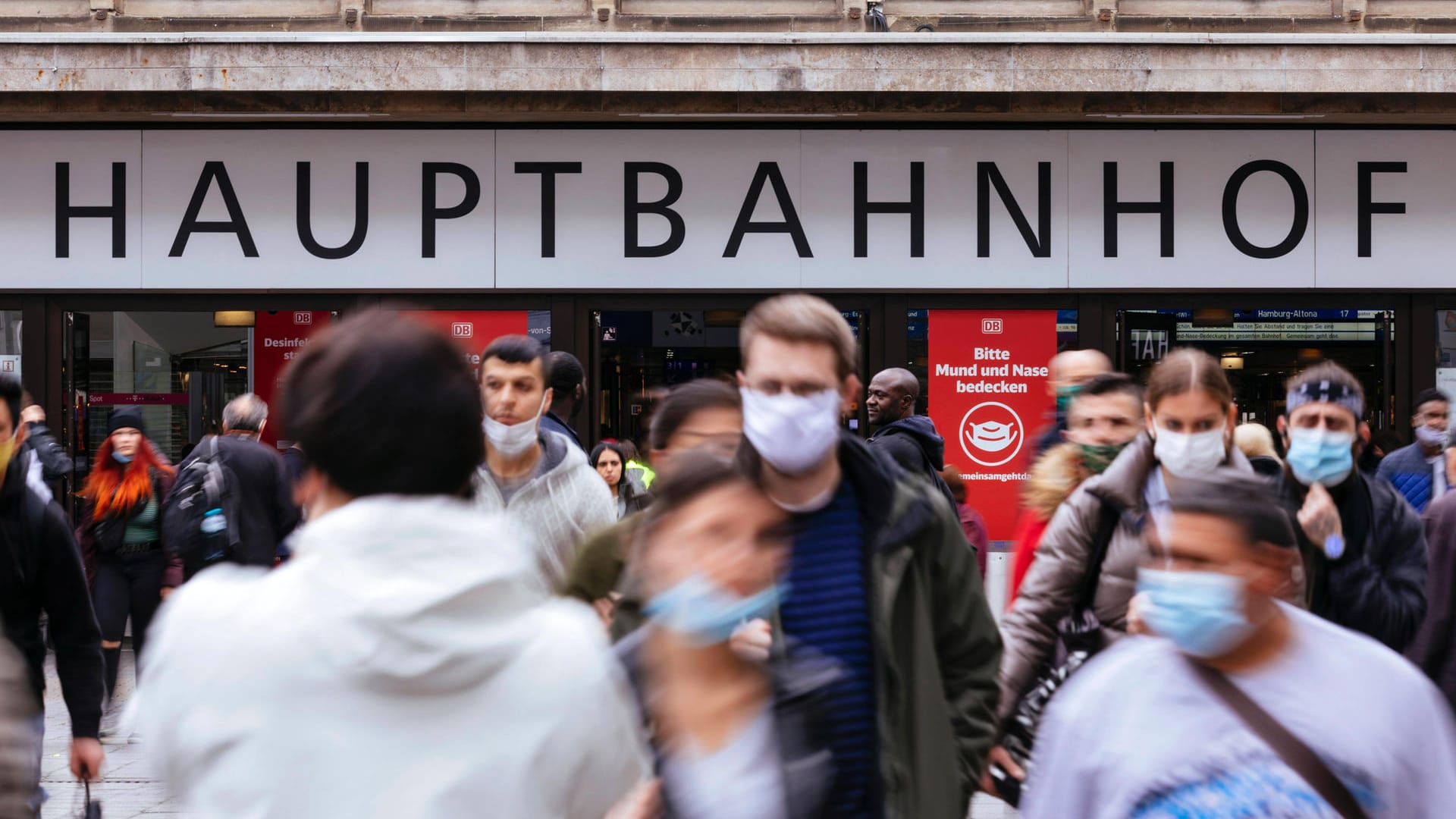 Menschen laufen mit Masken vor dem Düsseldorfer Hauptbahnhof: Die nordrhein-westfälische Landeshauptstadt hat den kritischen Corona-Warnwert überschritten.