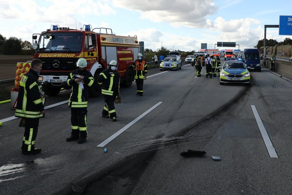 Feuerwehr- und Polizeifahrzeuge stehen nach dem Unfall auf der A66: Ein illegales Rennen hat ein Todesopfer gefordert.