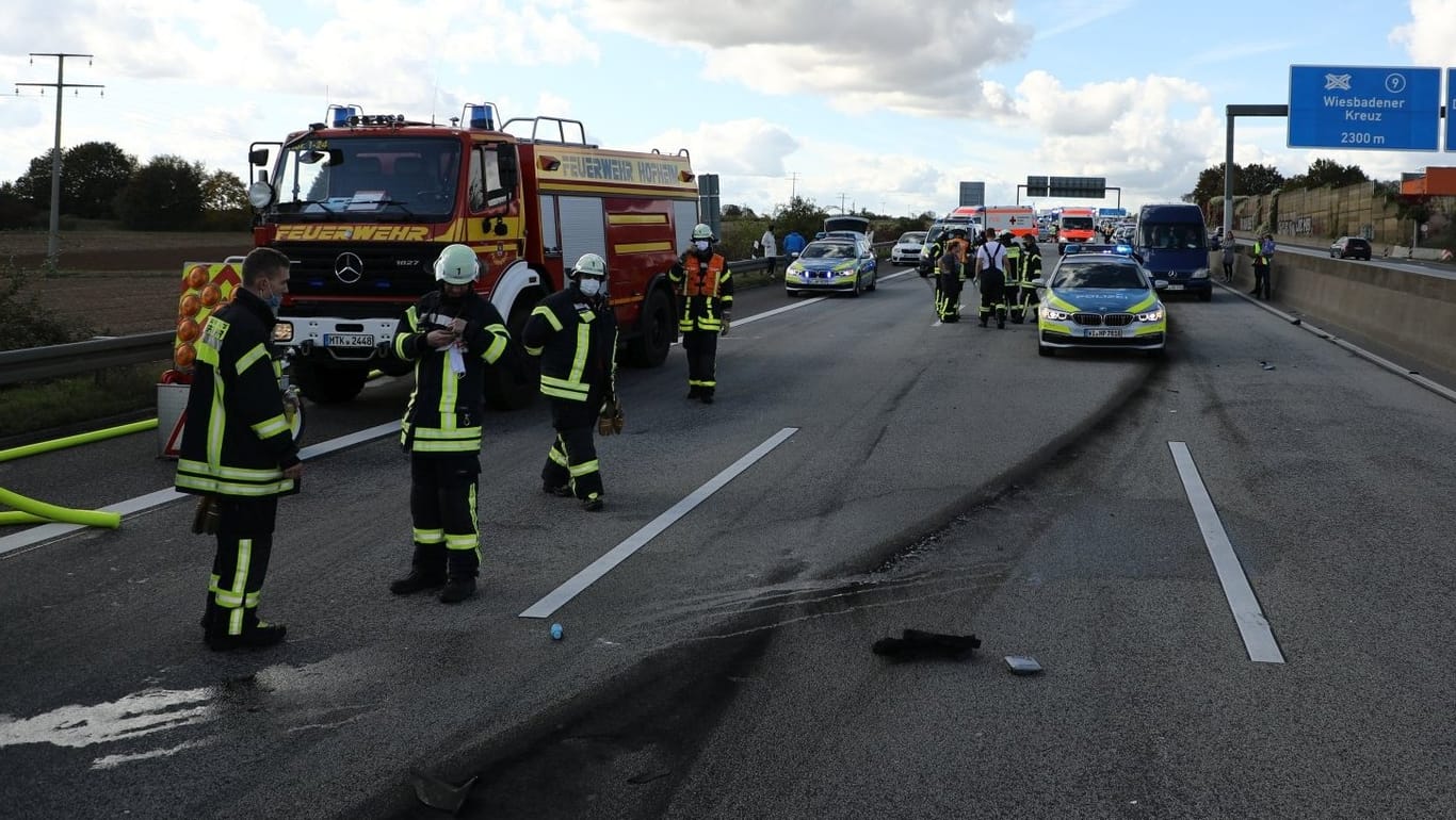 Feuerwehr- und Polizeifahrzeuge stehen nach dem Unfall auf der A66: Ein illegales Rennen hat ein Todesopfer gefordert.