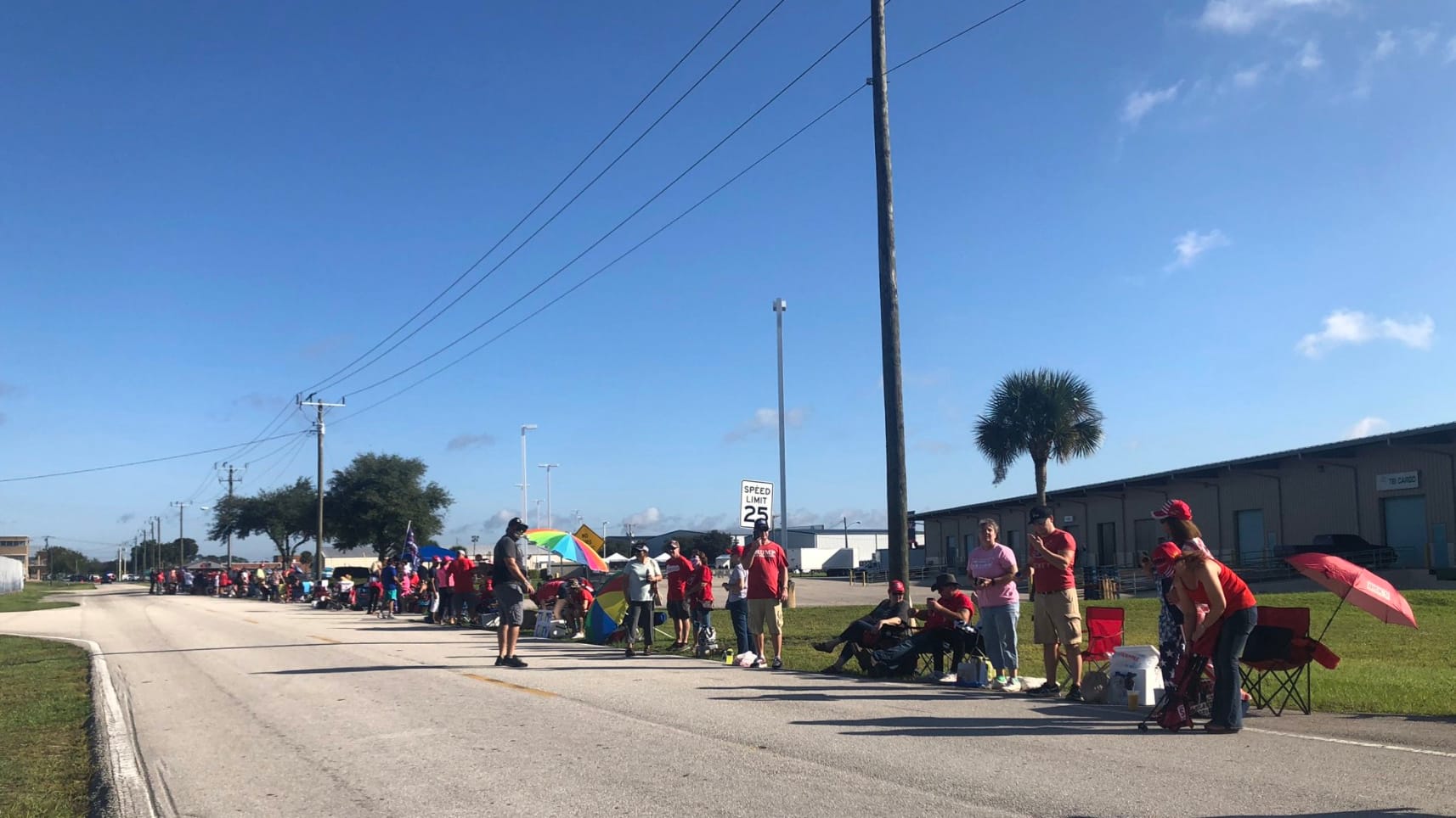 Warten auf ein Idol: Trump-Anhänger vor der Wahlkampf-Veranstaltung in Florida am Montagnachmittag.