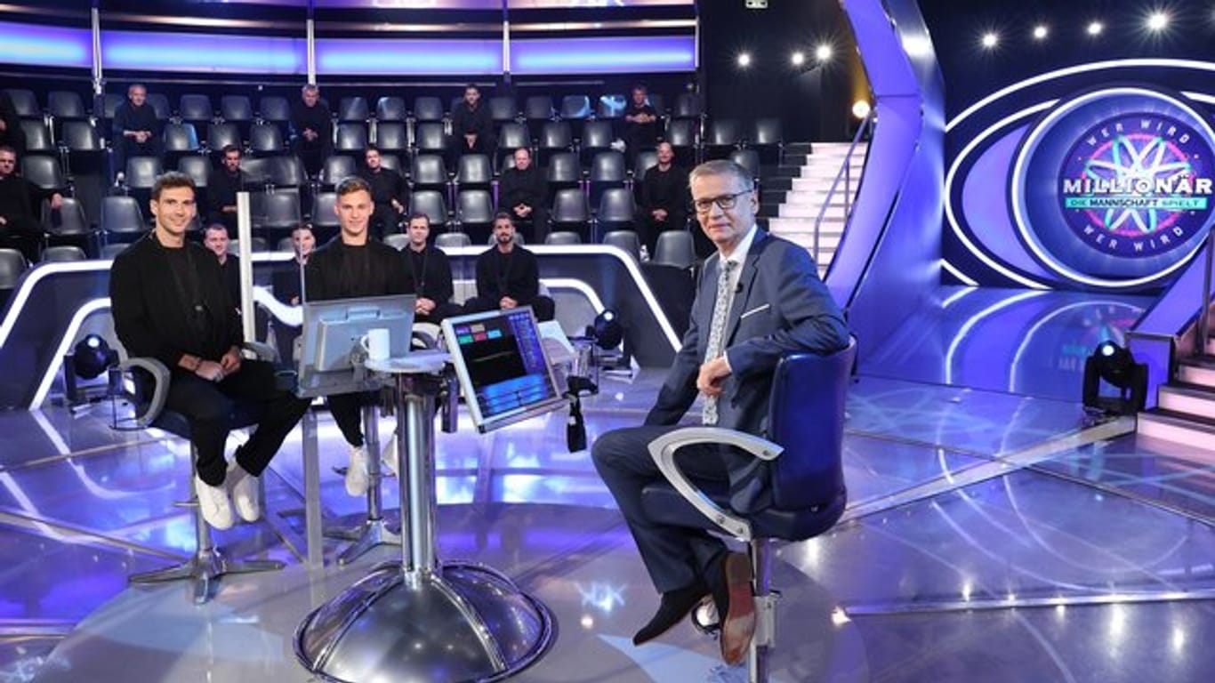 Moderator Günther Jauch (r) sitzt mit Spielern des DFB-Teams im Studio der Quiz-Show "Wer wird Millionär?".