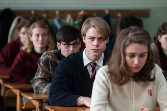 Kurt (mit schlips; Tom Gramenz) und seine Klassenkameraden halten eine Schweigeminute ab.