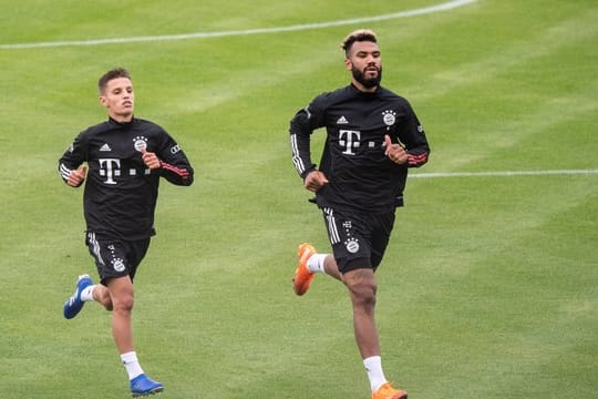 Eric Maxim Choupo-Moting (r) trainiert mit Tiago Dantas auf dem Vereinsgelände an der Säbener Straße.