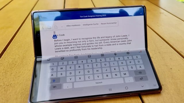 Das schlanke Samsung Galaxy Z Fold 2 lässt sich zu einem kleinen Tablet auseinanderfalten und auch als eine Art Kleinst-Laptop nutzen. Das schlanke Samsung Galaxy Z Fold 2 lässt sich zu einem kleinen Tablet auseinanderfalten und auch als eine Art Kleinst-Laptop nutzen.