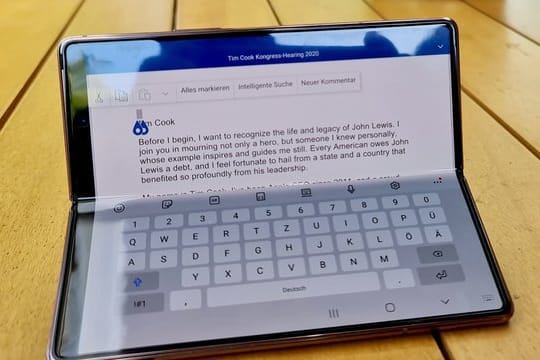 Das schlanke Samsung Galaxy Z Fold 2 lässt sich zu einem kleinen Tablet auseinanderfalten und auch als eine Art Kleinst-Laptop nutzen.