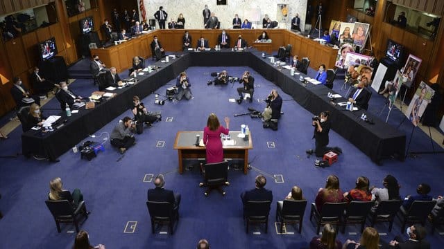 Amy Coney Barrett wird bei einer Anhörung am 12. Amy Coney Barrett wird bei einer Anhörung am 12.