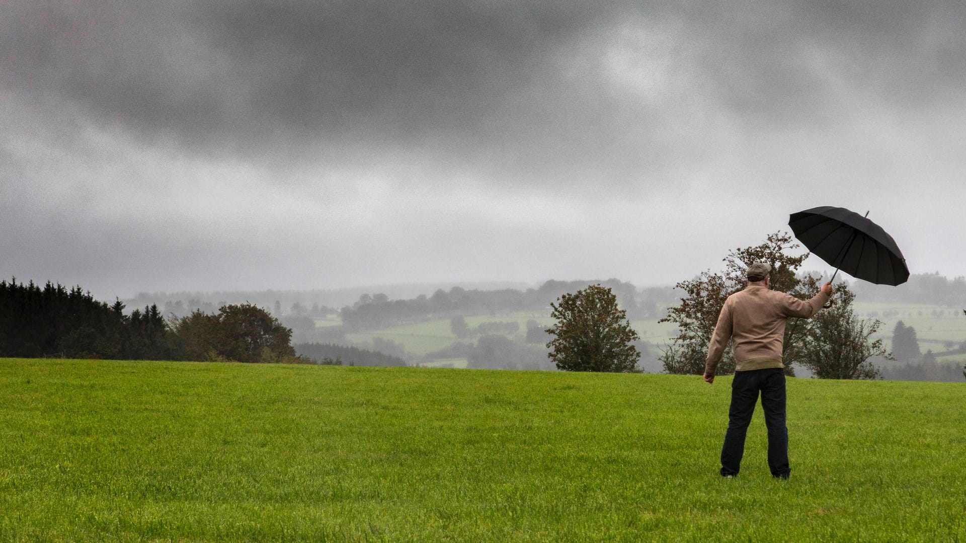 Ein Mann mit Regenschirm: Den werden Sie in den kommenden Tagen gebrauchen können.