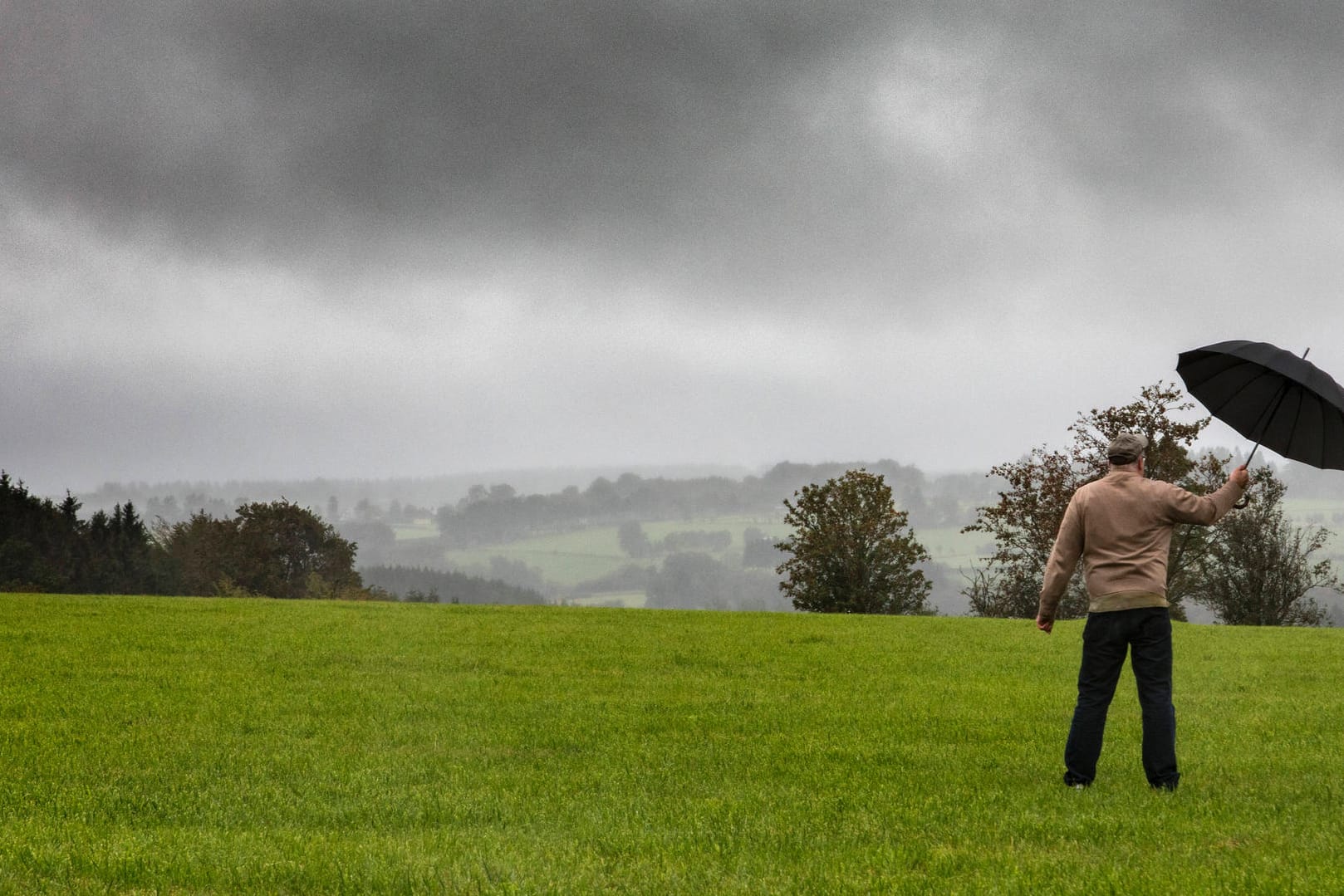 Ein Mann mit Regenschirm: Den werden Sie in den kommenden Tagen gebrauchen können.