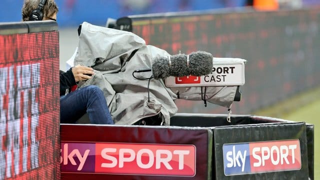 Wegen der Corona-Pandemie gestaltet sich die Live-Übertragung aus deutschen Stadien zum Problem. Wegen der Corona-Pandemie gestaltet sich die Live-Übertragung aus deutschen Stadien zum Problem.