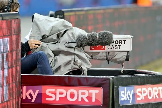 Wegen der Corona-Pandemie gestaltet sich die Live-Übertragung aus deutschen Stadien zum Problem.