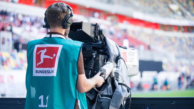 Kameramann filmt ein Fußballspiel: Die TV-Bilder in der Bundesliga werden von der Firma Sportcast an die Sender zugeliefert.