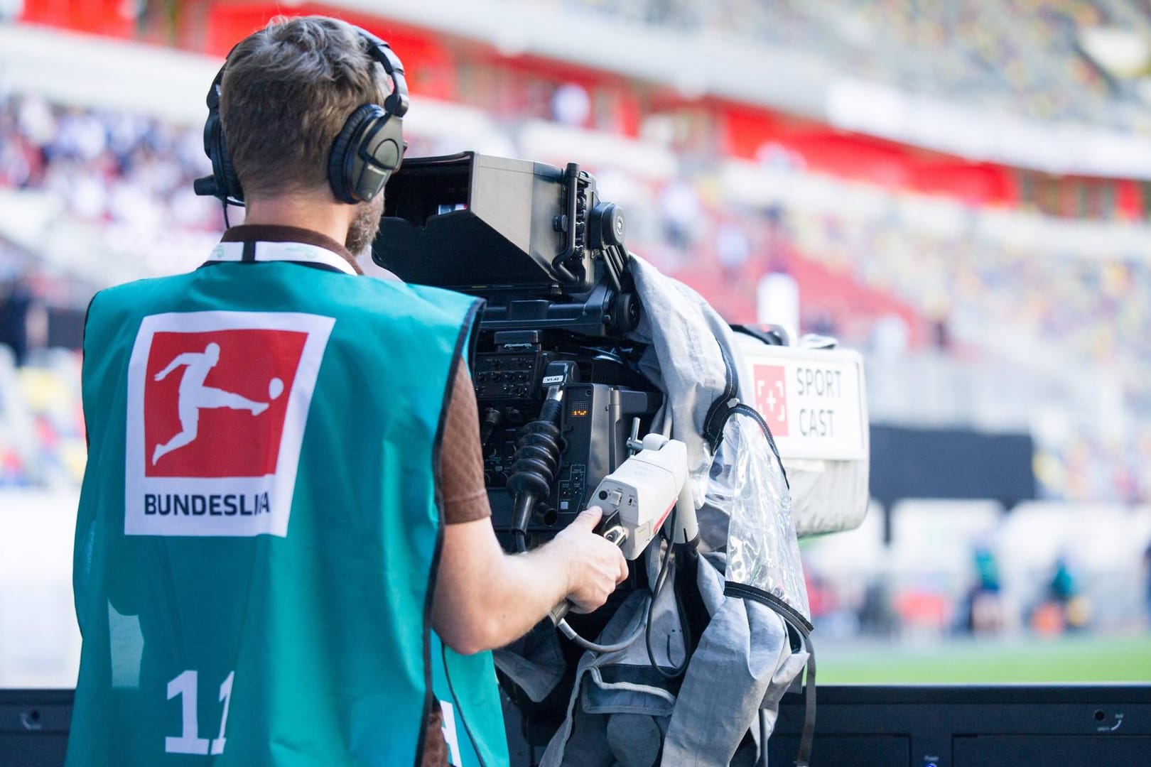 Kameramann filmt ein Fußballspiel: Die TV-Bilder in der Bundesliga werden von der Firma Sportcast an die Sender zugeliefert.