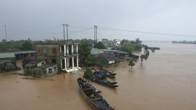 Mehrere Häuser des Dorfes Quang Tri stehen unter Wasser. Mehrere Häuser des Dorfes Quang Tri stehen unter Wasser.