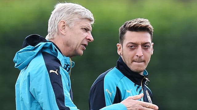 Hat eine hohe Meinung von Mesut Özil (r): Ex-Arsenal-Coach Arsene Wenger.