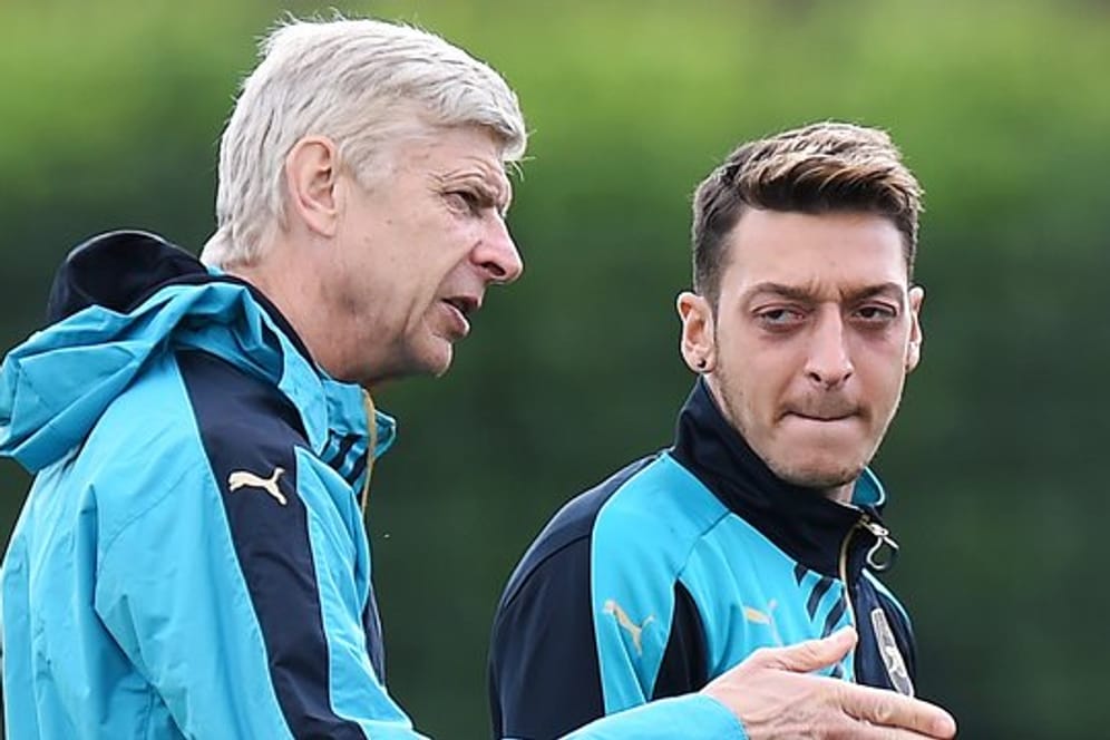 Hat eine hohe Meinung von Mesut Özil (r): Ex-Arsenal-Coach Arsene Wenger.