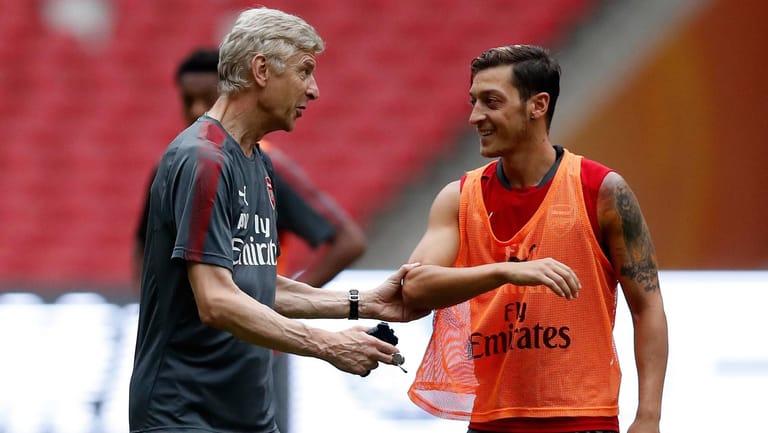 Arsenal Trainer-Legende Arsene Wenger (l.) und Mesut Özil: Die Beiden arbeiteten fünf Jahre in London zusammen.