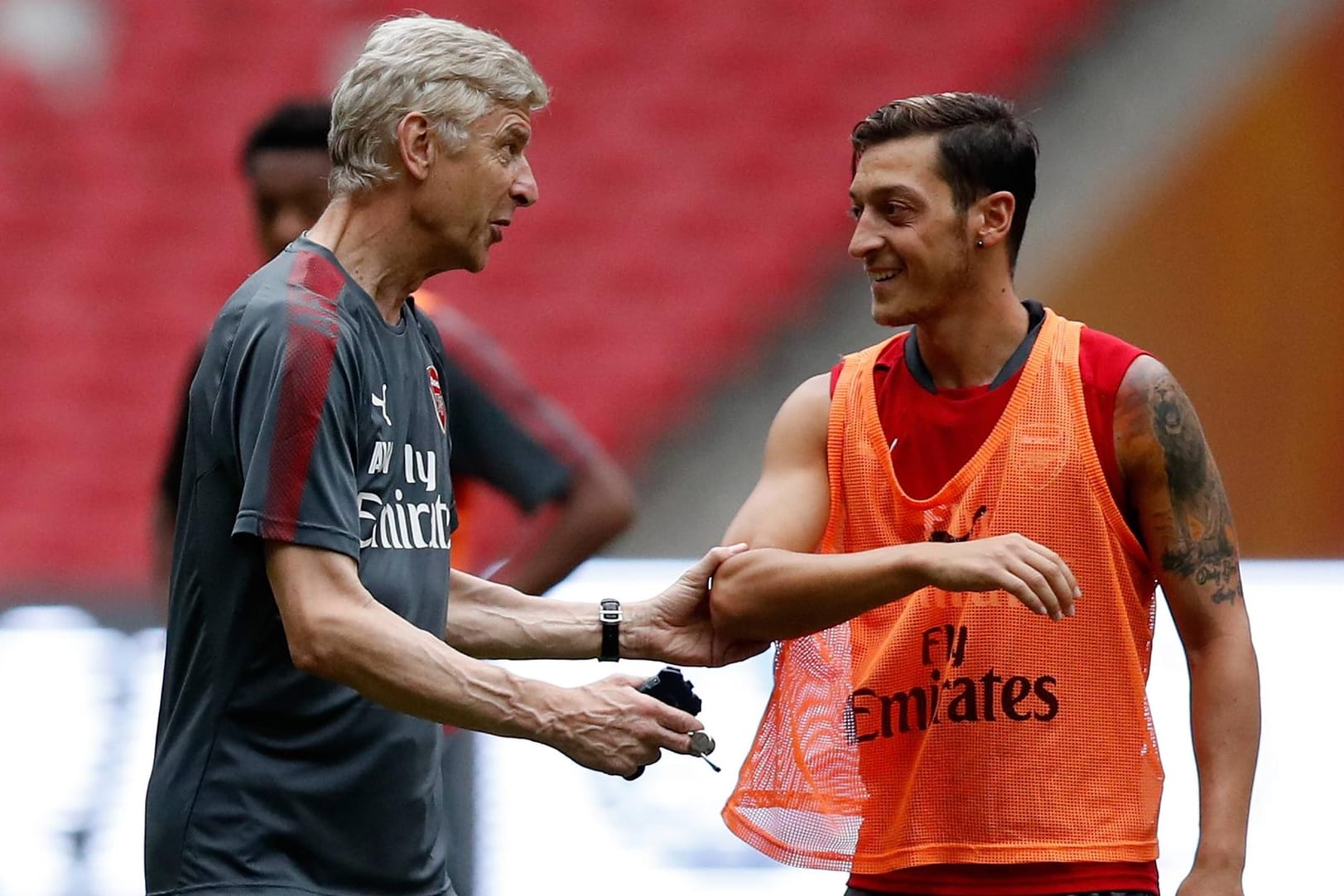 Arsenal Trainer-Legende Arsene Wenger (l.) und Mesut Özil: Die Beiden arbeiteten fünf Jahre in London zusammen.